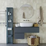 Bordure en travertin blanc (motifs bleus) posée sur le mur d'une salle de bain