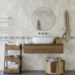 Bordure en travertin blanc (motifs bleus) posée sur le mur d'une salle de bain de style scandinave