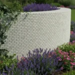 Muret recouvert d'une mosaïque en travertin blanc ivoire vieilli.