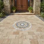 Rosace en marbre et travertin multicolore posée au sol devant une porte d'entrée