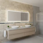 Dans une salle de bain, une bordure en marbre Bluestone est posée entre deux surfaces recouvertes de mosaïque en travertin.