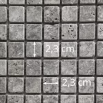 Dimensions des tesselles de la mosaïque en travertin Silver vieilli (carrés de 2,3 cm), AL-218