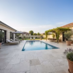 Terrasse avec piscine en carrelage travertin opus multiformat light medium (AL-1400C)