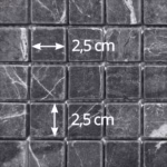 Dimensions des tesselles de la mosaïque en marbre T noir vieilli (carrés de 2,5 cm), AL-244