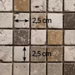 Dimensions des tesselles de la mosaïque en travertin vieilli multicolore (carrés de 2,5 cm), AL-242