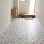 Sol d'un genkan recouvert de carreaux en céramique (motif Cali blue, AL-3102)